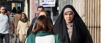 Due donne camminando per la strada a Teheran