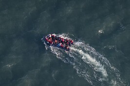 Migranti su una barca, foto di archivio