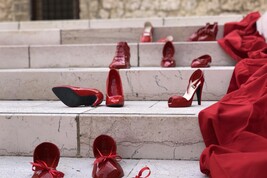 Scarpette rosse in ceramica contro la violenza sulle donne