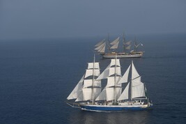 Incontro della nave Amerigo Vespucci con la ave a vela Tarangini della Marina Militare Indiana