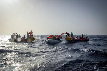 Migranti: 66 persone salvate dalla Sos Mediterranee