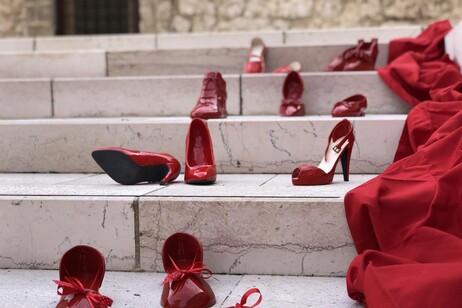 Scarpette rosse in ceramica contro la violenza sulle donne