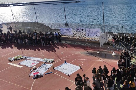 17enne morta a Cagliari, palloncini e striscioni all'Alberti