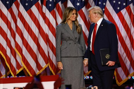 ++ Trump sale sul palco con la famiglia al completo ++