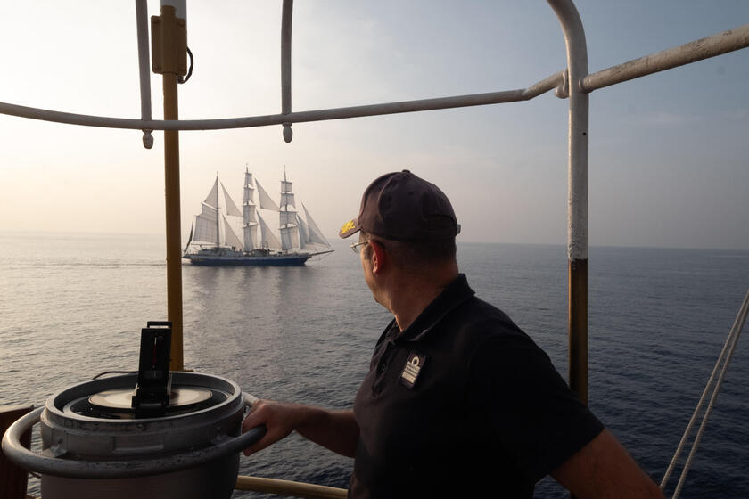 Incontro della nave Amerigo Vespucci con la ave a vela Tarangini della Marina Militare Indiana