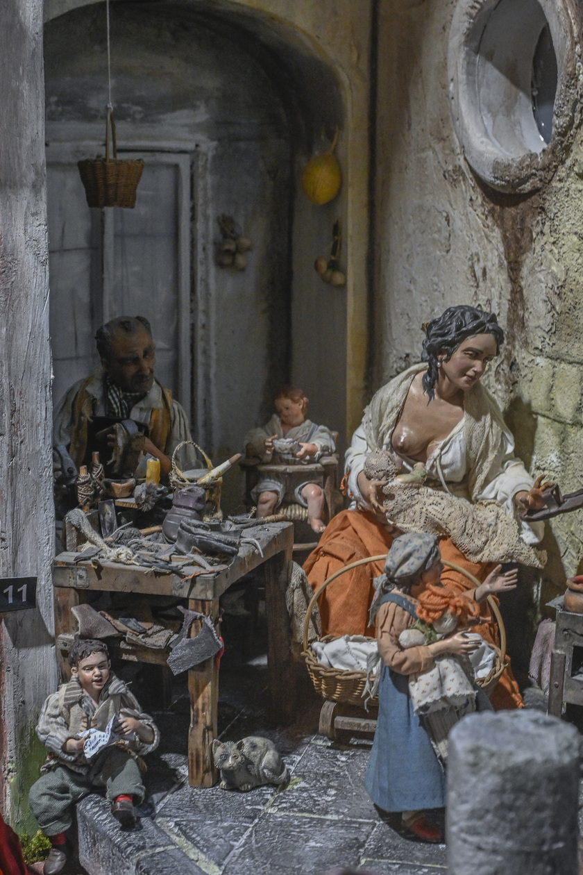 Napoli, alla chiesa di Santa Marta il Presepe dei fondaci con la statuina di Matilde Serao