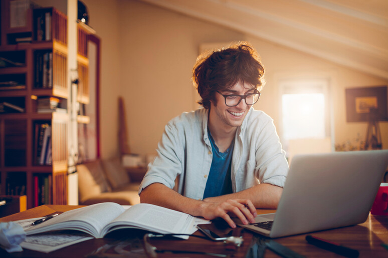 Student studying foto iStock. - RIPRODUZIONE RISERVATA