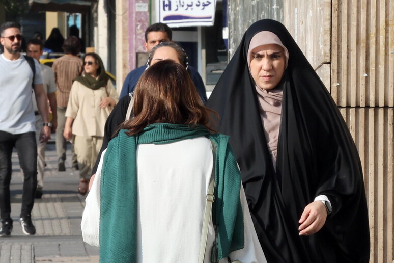 Due donne camminando per la strada a Teheran © ANSA/EPA